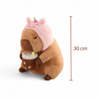 Capybara Kuscheltier mit Getränk und lustigem Mütze Die Kuschelecke