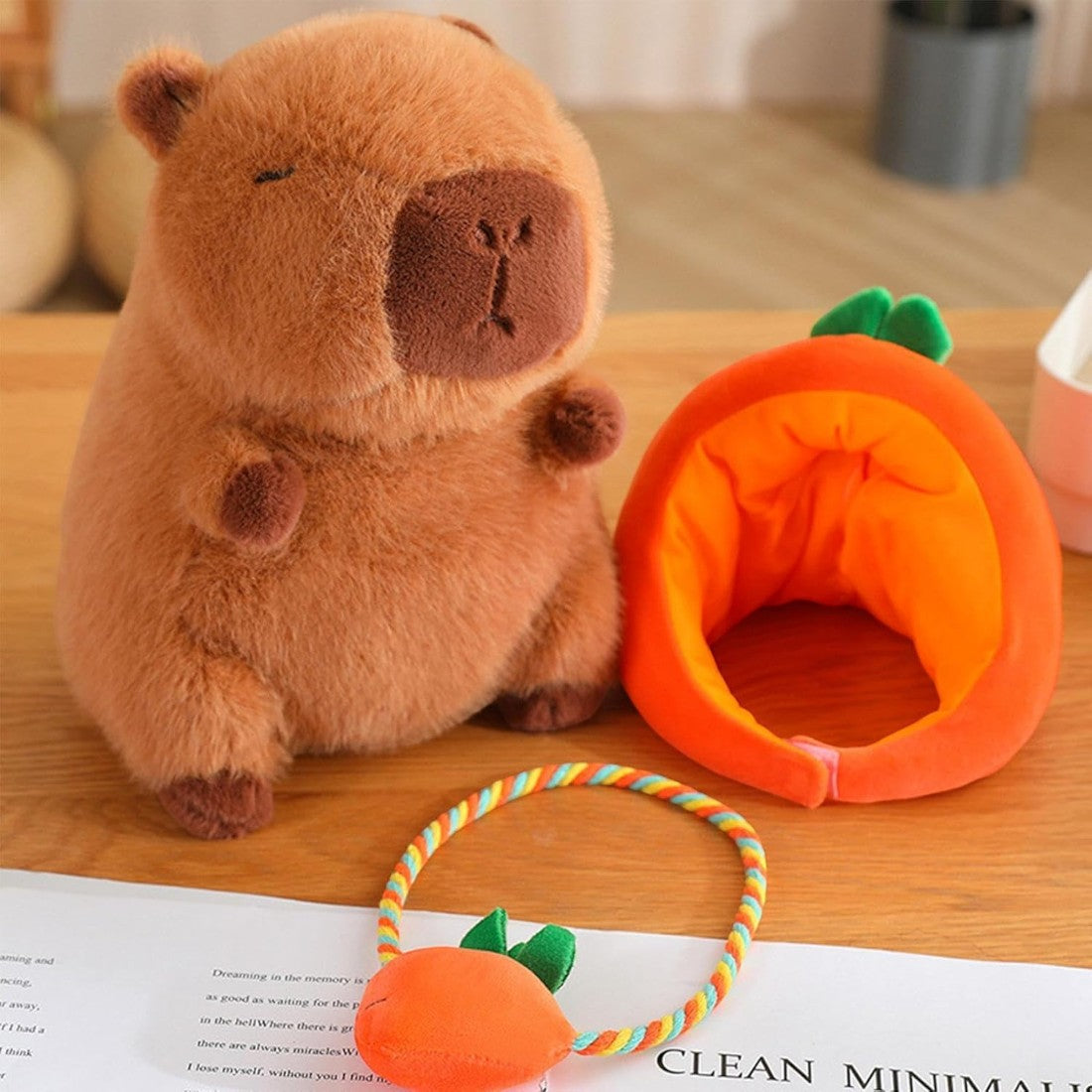 Capybara Kuscheltier mit Hut und Gemüsetasche Die Kuschelecke