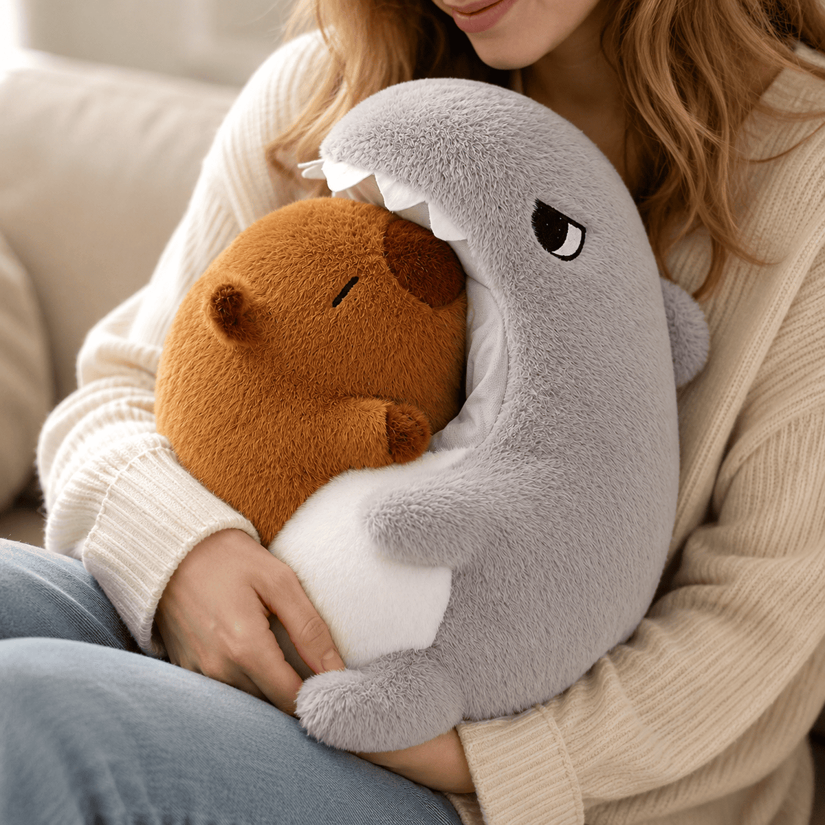 Capybara Plüschtier in einem Hai Die Kuschelecke