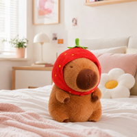 Capybara Plüschtier mit Erdbeerhut Die Kuschelecke
