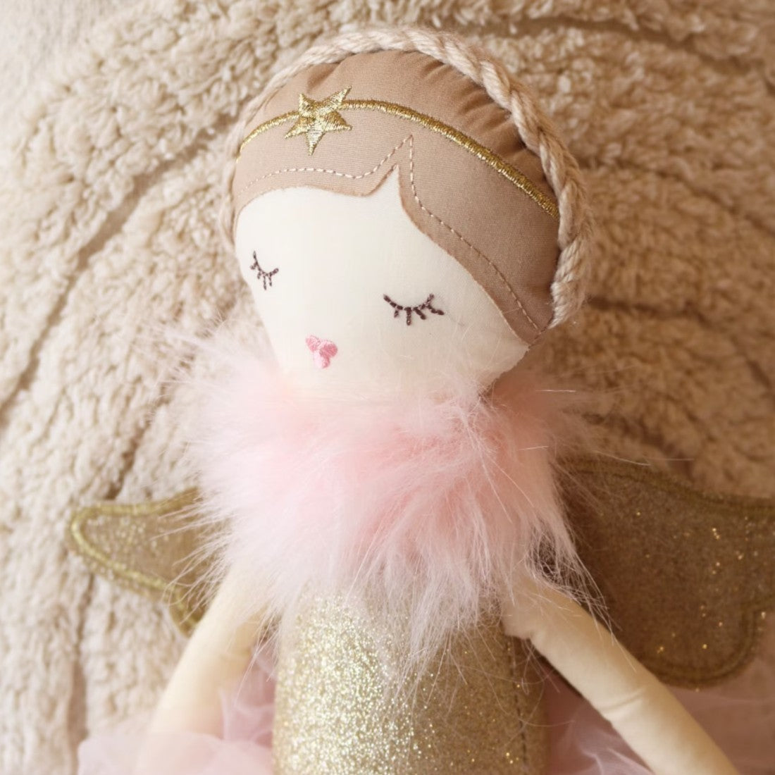 Engel Puppe Kuscheltier rosafarbenes Tüllkleid goldene Flügel Die Kuschelecke