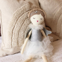 Engel Puppe Kuscheltier silbernes Tüllkleid silberne Flügel Die Kuschelecke