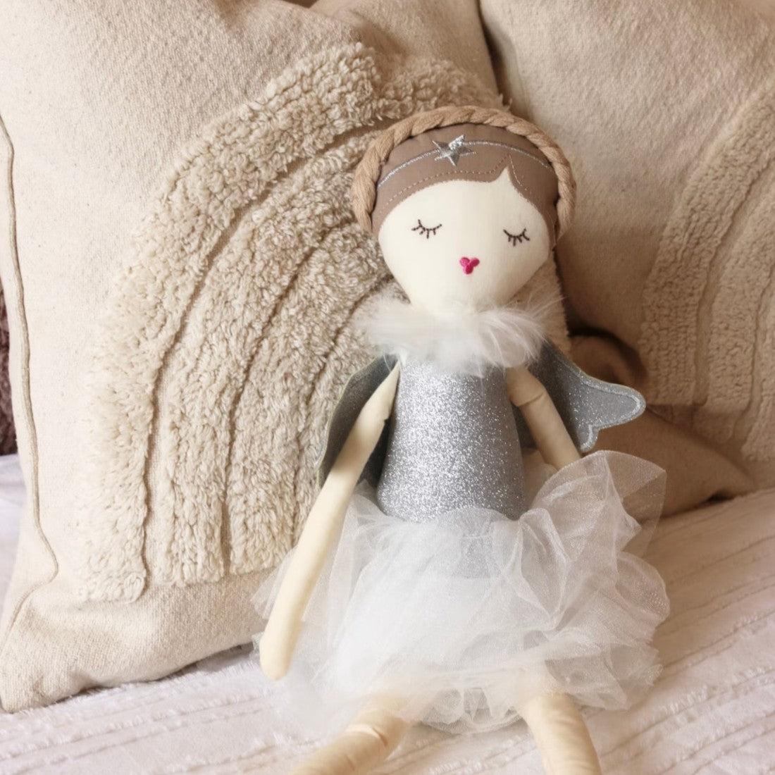 Engel Puppe Kuscheltier silbernes Tüllkleid silberne Flügel Die Kuschelecke