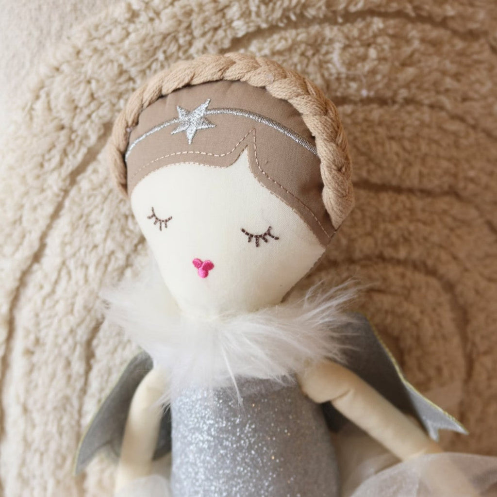 Engel Puppe Kuscheltier silbernes Tüllkleid silberne Flügel Die Kuschelecke