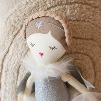 Engel Puppe Kuscheltier silbernes Tüllkleid silberne Flügel Die Kuschelecke