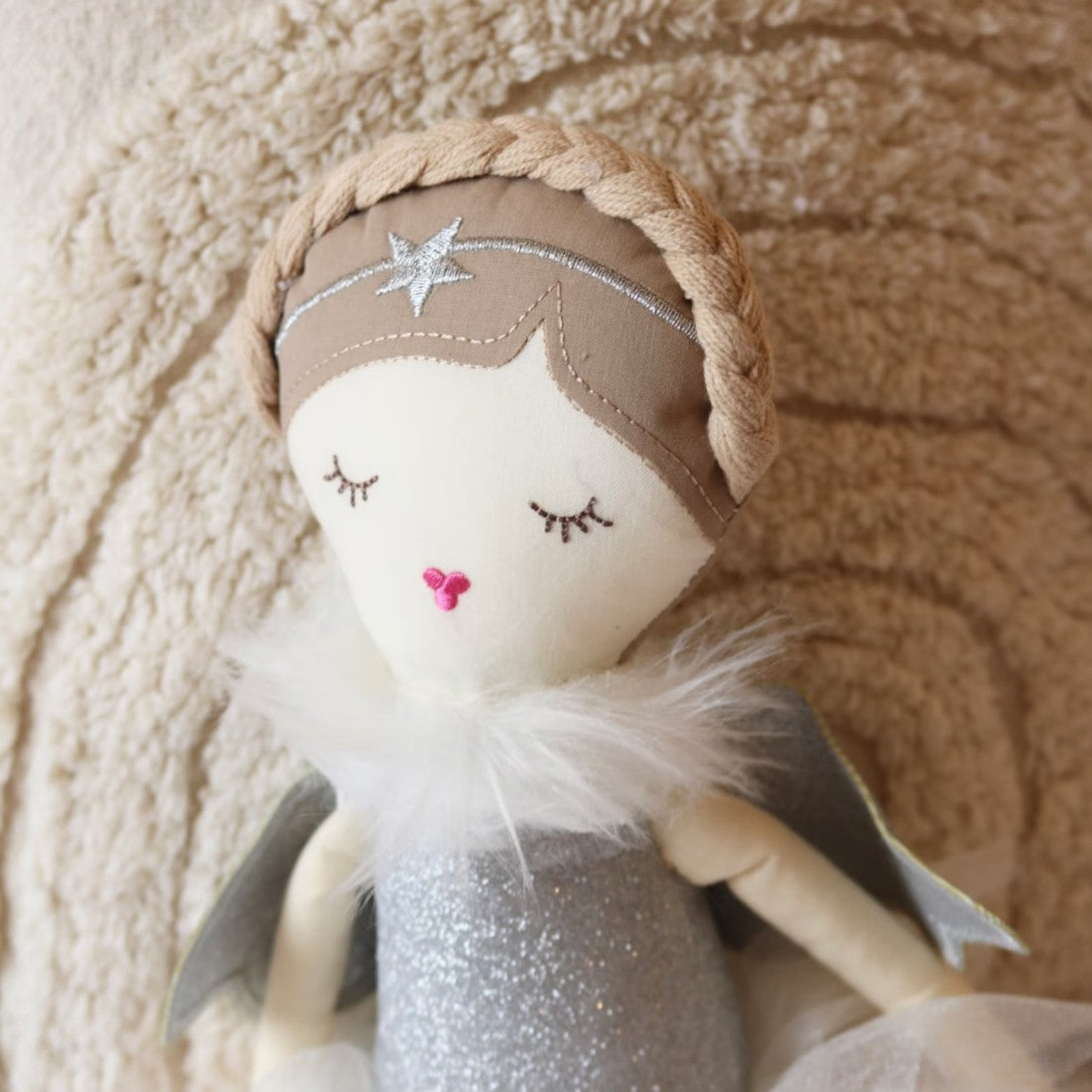 Engel Puppe Kuscheltier silbernes Tüllkleid silberne Flügel Die Kuschelecke