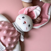 Rosa Hase Kuscheltier Latzhose mit Punkten gestreiftem Kragen Die Kuschelecke